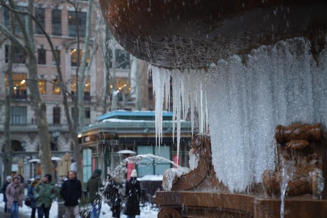 (260208) -- NEW YORK, Feb. 8, 2026 (Xinhua) -- People walk past an iced fountain in New York City, the United States, on Feb. 7, 2026. (Xinhua/Zhang Fengguo)