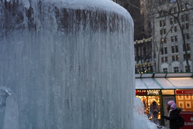 (260208) -- NEW YORK, Feb. 8, 2026 (Xinhua) -- People walk past an iced fountain in New York City, the United States, on Feb. 7, 2026. (Xinhua/Zhang Fengguo)