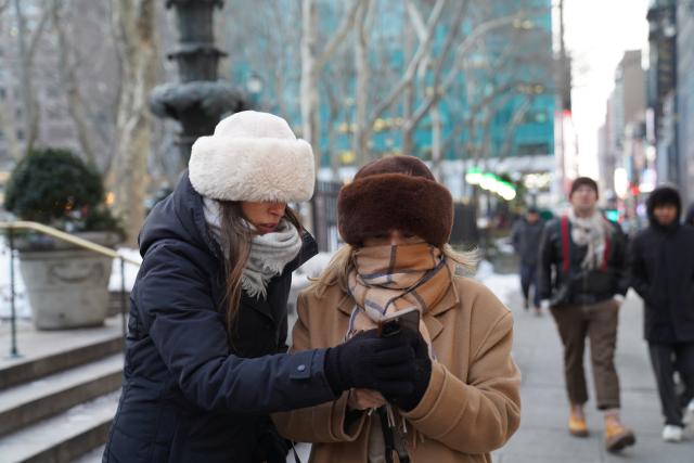 (260208) -- NEW YORK, Feb. 8, 2026 (Xinhua) -- People walk against chill wind in New York City, the United States, on Feb. 7, 2026. (Xinhua/Zhang Fengguo)