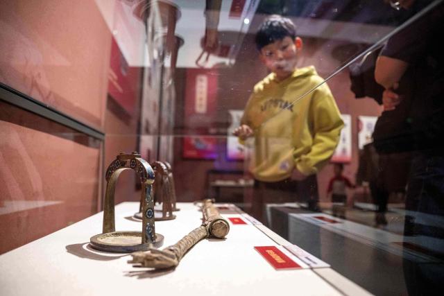(260208) -- HOHHOT, Feb. 8, 2026 (Xinhua) -- A child views cultural relics during a horse-themed exhibition at the Inner Mongolia Museum in Hohhot, north China's Inner Mongolia Autonomous Region, Feb. 7, 2026.
  A special exhibition themed on horse was held at the Inner Mongolia Museum to celebrate the upcoming Chinese Lunar New Year, the Year of the Horse. (Xinhua/Lian Zhen)