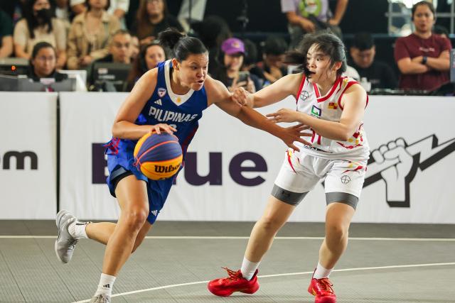 (260208) -- PASAY CITY, Feb. 8, 2026 (Xinhua) -- Chahyee Wong (R) of Selangor Est Jersey of Malaysia competes against Tantoy Ferrer of Gilas Pilipinas Stars of the Philippines during the pre-quarterfinal match between the Gilas Pilipinas Stars of the Philippines and Selangor Est Jersey of Malaysia at the Manila Hustle Philippine Women's 3x3 International Invitational in Pasay City, the Philippines, Feb. 8, 2026. (Xinhua/Rouelle Umali)