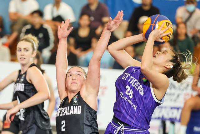 (260208) -- PASAY CITY, Feb. 8, 2026 (Xinhua) -- Lauryn Hippolite (C) of New Zealand National Team competes against Kwanjira Panted (R) of CT Tigers of Thailand during the quarterfinal match between CT Tigers of Thailand and New Zealand National Team at the Manila Hustle Philippine Women's 3x3 International Invitational in Pasay City, the Philippines, Feb. 8, 2026. (Xinhua/Rouelle Umali)
