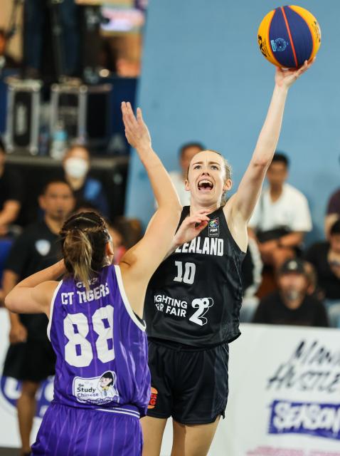 (260208) -- PASAY CITY, Feb. 8, 2026 (Xinhua) -- Eva Langton (R) of New Zealand National Team competes against Kwanjira Panted (L) of CT Tigers of Thailand during the quarterfinal match between CT Tigers of Thailand and New Zealand National Team at the Manila Hustle Philippine Women's 3x3 International Invitational in Pasay City, the Philippines, Feb. 8, 2026. (Xinhua/Rouelle Umali)