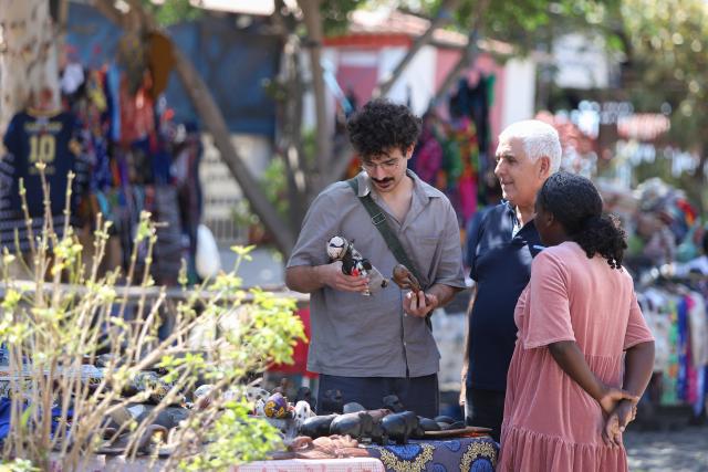 (260208) -- CIDADE VELHA, Feb. 8, 2026 (Xinhua) -- Tourists shop for souvenirs in Cidade Velha, Cape Verde, Feb. 7, 2026. (Photo by Elton Monteiro/Xinhua)