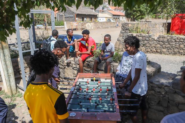 (260208) -- CIDADE VELHA, Feb. 8, 2026 (Xinhua) -- People play table football in Cidade Velha, Cape Verde, Feb. 7, 2026. (Photo by Elton Monteiro/Xinhua)