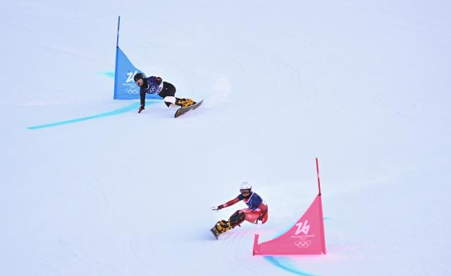 (260208) -- LIVIGNO, Feb. 8, 2026 (Xinhua) -- Xenia von Siebenthal (R) of Switzerland and Dong Yuyue of China compete during the Snowboard Women's Parallel Giant Slalom Qualification at the Milan-Cortina 2026 Olympic Winter Games in Livigno, Italy, Feb. 8, 2026. (Xinhua/Zhang Hongxiang)
