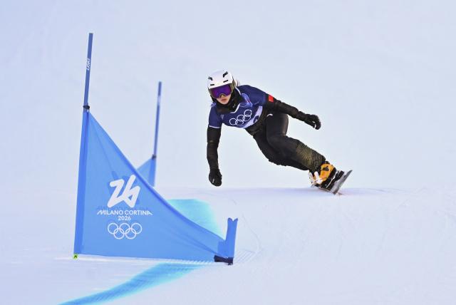 (260208) -- LIVIGNO, Feb. 8, 2026 (Xinhua) -- Bai Xinhui of China competes during the Snowboard Women's Parallel Giant Slalom Qualification at the Milan-Cortina 2026 Olympic Winter Games in Livigno, Italy, Feb. 8, 2026. (Xinhua/Zhang Hongxiang)