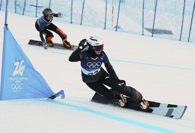 (260208) -- LIVIGNO, Feb. 8, 2026 (Xinhua) -- Bai Xinhui of China competes during the Snowboard Women's Parallel Giant Slalom Qualification at the Milan-Cortina 2026 Olympic Winter Games in Livigno, Italy, Feb. 8, 2026. (Xinhua/Hu Chao)