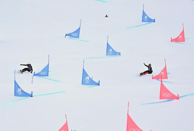 (260208) -- LIVIGNO, Feb. 8, 2026 (Xinhua) -- Gong Naiying (R) of China and Bai Xinhui of China compete during the Snowboard Women's Parallel Giant Slalom Qualification at the Milan-Cortina 2026 Olympic Winter Games in Livigno, Italy, Feb. 8, 2026. (Xinhua/Zhang Hongxiang)