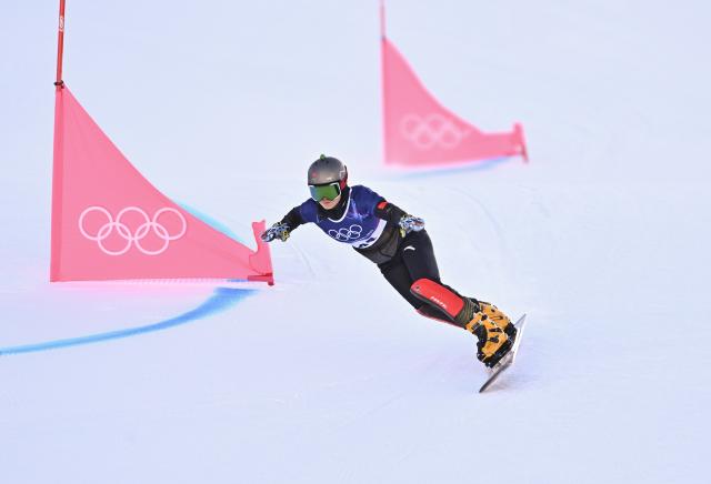 (260208) -- LIVIGNO, Feb. 8, 2026 (Xinhua) -- Gong Naiying of China competes during the Snowboard Women's Parallel Giant Slalom Qualification at the Milan-Cortina 2026 Olympic Winter Games in Livigno, Italy, Feb. 8, 2026. (Xinhua/Zhang Hongxiang)