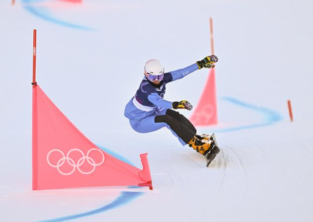 (260208) -- LIVIGNO, Feb. 8, 2026 (Xinhua) -- Elisa Caffont of Italy competes during the Snowboard Women's Parallel Giant Slalom Qualification at the Milan-Cortina 2026 Olympic Winter Games in Livigno, Italy, Feb. 8, 2026. (Xinhua/Zhang Hongxiang)