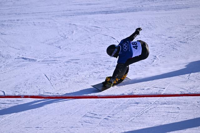 (260208) -- LIVIGNO, Feb. 8, 2026 (Xinhua) -- Ban Xuefu of China competes during the Snowboard Men's Parallel Giant Slalom Qualification at the Milan-Cortina 2026 Olympic Winter Games in Livigno, Italy, Feb. 8, 2026. (Xinhua/Zhang Hongxiang)