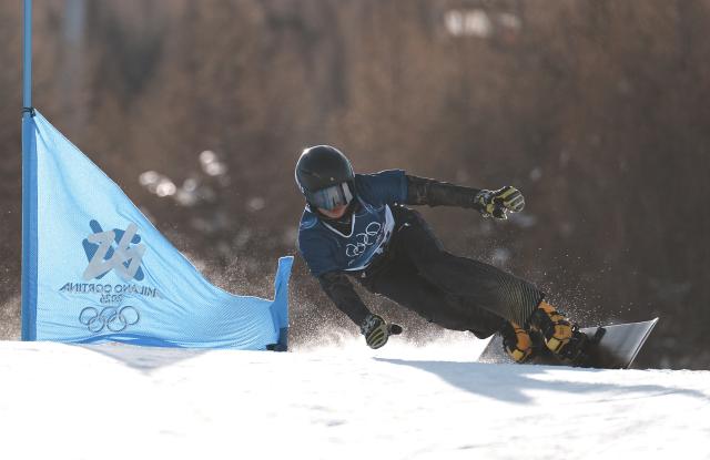 (260208) -- LIVIGNO, Feb. 8, 2026 (Xinhua) -- Ban Xuefu of China competes during the Snowboard Men's Parallel Giant Slalom Qualification at the Milan-Cortina 2026 Olympic Winter Games in Livigno, Italy, Feb. 8, 2026. (Xinhua/Hu Chao)