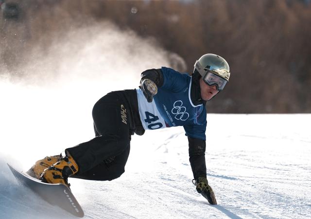 (260208) -- LIVIGNO, Feb. 8, 2026 (Xinhua) -- Bi Ye of China competes during the Snowboard Men's Parallel Giant Slalom Qualification at the Milan-Cortina 2026 Olympic Winter Games in Livigno, Italy, Feb. 8, 2026. (Xinhua/Hu Chao)