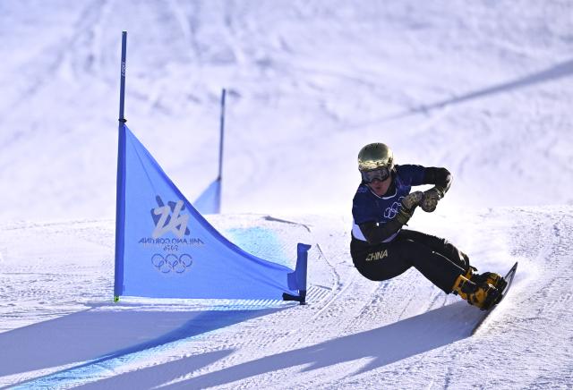 (260208) -- LIVIGNO, Feb. 8, 2026 (Xinhua) -- Bi Ye of China competes during the Snowboard Men's Parallel Giant Slalom Qualification at the Milan-Cortina 2026 Olympic Winter Games in Livigno, Italy, Feb. 8, 2026. (Xinhua/Zhang Hongxiang)