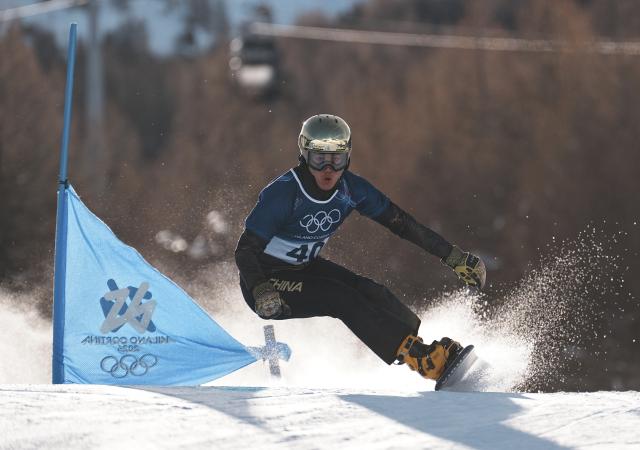 (260208) -- LIVIGNO, Feb. 8, 2026 (Xinhua) -- Bi Ye of China competes during the Snowboard Men's Parallel Giant Slalom Qualification at the Milan-Cortina 2026 Olympic Winter Games in Livigno, Italy, Feb. 8, 2026. (Xinhua/Hu Chao)