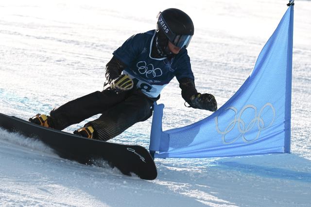 (260208) -- LIVIGNO, Feb. 8, 2026 (Xinhua) -- Ban Xuefu of China competes during the Snowboard Men's Parallel Giant Slalom Qualification at the Milan-Cortina 2026 Olympic Winter Games in Livigno, Italy, Feb. 8, 2026. (Xinhua/Hu Chao)
