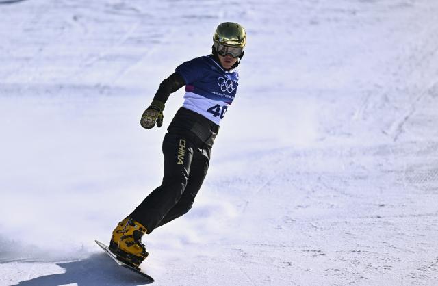 (260208) -- LIVIGNO, Feb. 8, 2026 (Xinhua) -- Bi Ye of China competes during the Snowboard Men's Parallel Giant Slalom Qualification at the Milan-Cortina 2026 Olympic Winter Games in Livigno, Italy, Feb. 8, 2026. (Xinhua/Zhang Hongxiang)