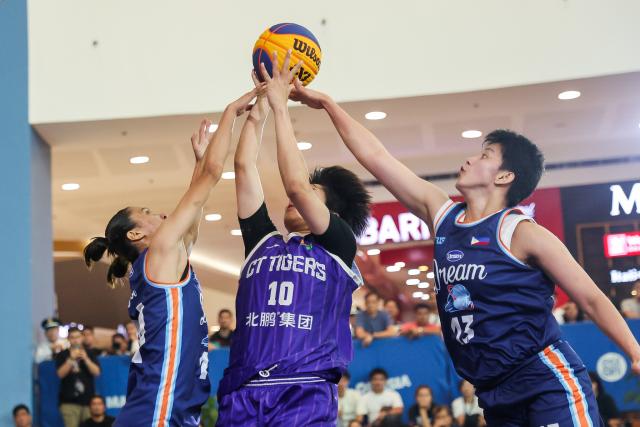 (260208) -- PASAY CITY, Feb. 8, 2026 (Xinhua) -- Sroifa Phetnin (C) of CT Tigers of Thailand vies against players from Uratex Dream of the Philippines during the semifinal match between CT Tigers of Thailand and Uratex Dream of the Philippines at the Manila Hustle Philippine Women's 3x3 International Invitational in Pasay City, the Philippines, Feb. 8, 2026. (Xinhua/Rouelle Umali)