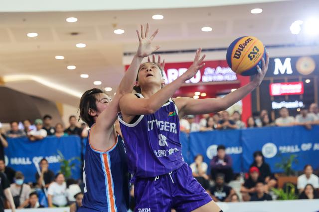 (260208) -- PASAY CITY, Feb. 8, 2026 (Xinhua) -- Kwanjira Panted (R) of CT Tigers of Thailand goes for a layup against Li Renzhu (L) of Uratex Dream of the Philippines during the semifinal match between CT Tigers of Thailand and Uratex Dream of the Philippines at the Manila Hustle Philippine Women's 3x3 International Invitational in Pasay City, the Philippines, Feb. 8, 2026. (Xinhua/Rouelle Umali)
