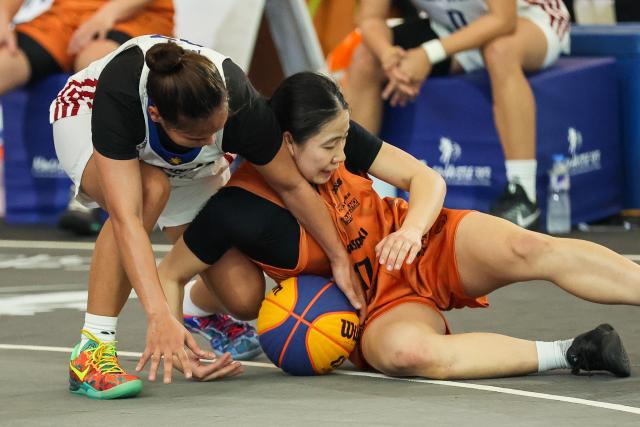 (260208) -- PASAY CITY, Feb. 8, 2026 (Xinhua) -- Nami Nitta (R) of Flowlish Gunma of Japan competes against Cheska Apag of Gilas Pilipinas Suns of the Philippines during the quarterfinal match between Flowlish Gunma of Japan and Gilas Pilipinas Suns of the Philippines at the Manila Hustle Philippine Women's 3x3 International Invitational in Pasay City, the Philippines, Feb. 8, 2026. (Xinhua/Rouelle Umali)