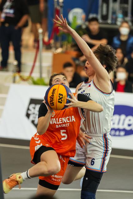 (260208) -- PASAY CITY, Feb. 8, 2026 (Xinhua) -- Carmen Segura Moreno (L) of Valencia Basket Club 3x3 competes against Li Renzhu (R) of Uratex Dream during the quarterfinal between Uratex Dream of the Philippines and Valencia Basket Club 3x3 of Spain at the Manila Hustle Philippine Women's 3x3 International Invitational in Pasay City, the Philippines, Feb. 8, 2026. (Xinhua/Rouelle Umali)