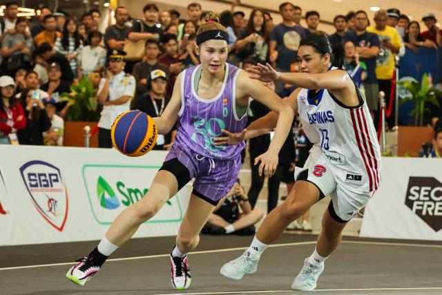 (260208) -- PASAY CITY, Feb. 8, 2026 (Xinhua) -- Tahira Maya (L) of Zoos Tokyo of Japan competes against Jamanah Meniano of Gilas Pilipinas Stars of the Philippines during the quarterfinal between Zoos Tokyo of Japan and Gilas Pilipinas Stars of the Philippines at the Manila Hustle Philippine Women's 3x3 International Invitational in Pasay City, the Philippines, Feb. 8, 2026. (Xinhua/Rouelle Umali)