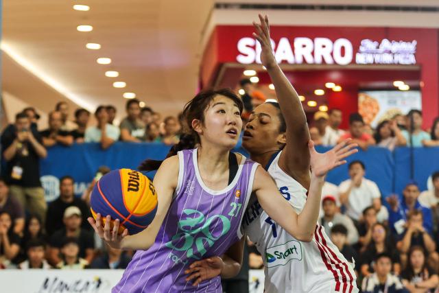 (260208) -- PASAY CITY, Feb. 8, 2026 (Xinhua) -- Amyah Espanol (R) of Gilas Pilipinas Stars of the Philippines defends Abe Yuna of Zoos Tokyo of Japan during the quarterfinal between Zoos Tokyo of Japan and Gilas Pilipinas Stars of the Philippines at the Manila Hustle Philippine Women's 3x3 International Invitational in Pasay City, the Philippines, Feb. 8, 2026. (Xinhua/Rouelle Umali)