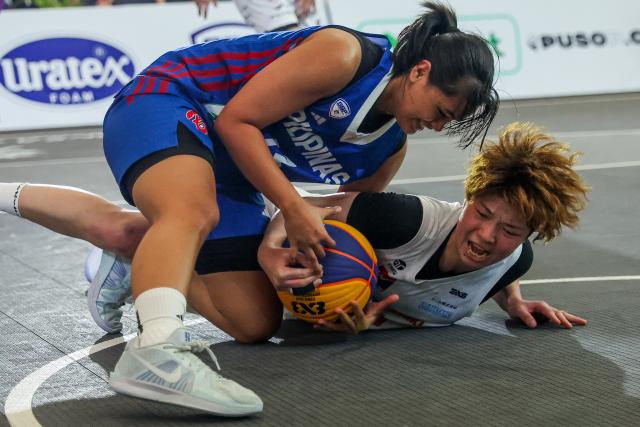 (260208) -- PASAY CITY, Feb. 8, 2026 (Xinhua) -- Yokoi Misa (R) of Flowlish Gunma of Japan vies against Jamanah Meniano of Gilas Pilipinas Stars of the Philippines during the semifinal match between Flowlish Gunma of Japan and Gilas Pilipinas Stars of the Philippines at the Manila Hustle Philippine Women's 3x3 International Invitational in Pasay City, the Philippines, Feb. 8, 2026. (Xinhua/Rouelle Umali)