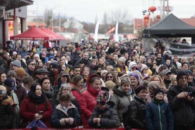 (260208) -- BUDAPEST, Feb. 8, 2026 (Xinhua) -- Local people visit the Budapest Chinatown Spring Festival Temple Fair in Budapest, Hungary, on Feb. 7, 2026. TO GO WITH "Feature: Budapest embraces Chinese Spring Festival as cultural bridge between civilizations" (Photo by Laszlo Balogh/Xinhua)