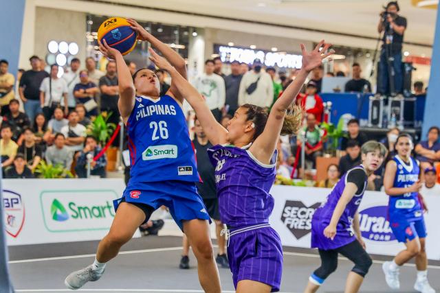 (260208) -- PASAY CITY, Feb. 8, 2026 (Xinhua) -- Tantoy Ferrer (Front L) of Gilas Pilipinas Stars of the Philippines shoots against Kwanjira Panted (Front R) of CT Tigers of Thailand during the 3rd place match between CT Tigers of Thailand and Gilas Pilipinas Stars of the Philippines at the Manila Hustle Philippine Women's 3x3 International Invitational in Pasay City, the Philippines, Feb. 8, 2026. (Xinhua/Rouelle Umali)