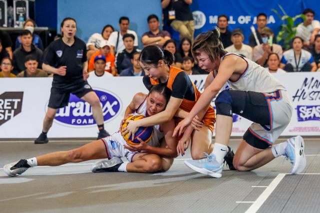(260208) -- PASAY CITY, Feb. 8, 2026 (Xinhua) -- Nitta Nami (C) of Flowlish Gunma of Japan vies against Kaye Pingol (L) and Li Renzhu (R) of Uratex Dream of the Philippines during the final match between Flowlish Gunma of Japan and Uratex Dream of the Philippines at the Manila Hustle Philippine Women's 3x3 International Invitational in Pasay City, the Philippines, Feb. 8, 2026. (Xinhua/Rouelle Umali)