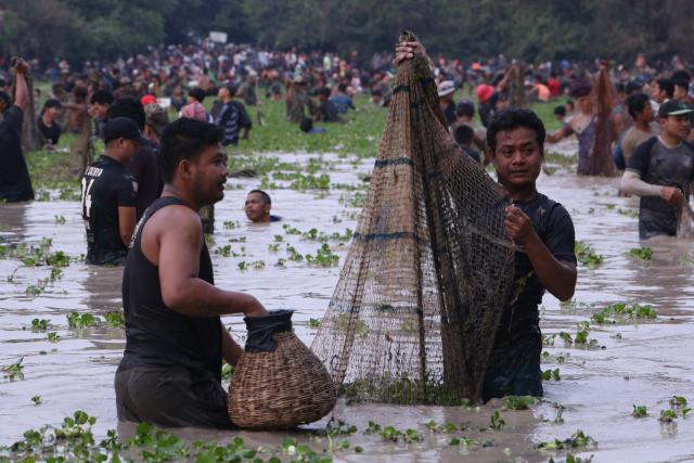 (260208) -- SIEM REAP, Feb. 8, 2026 (Xinhua) -- Local villagers attend a traditional fish-catching ceremony in a lake in Siem Reap province, Cambodia, on Feb. 8, 2026. (Photo by Sao Khuth/Xinhua)