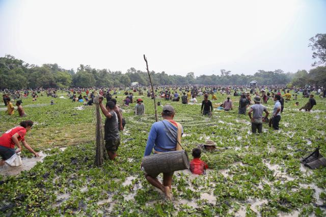 (260208) -- SIEM REAP, Feb. 8, 2026 (Xinhua) -- Local villagers attend a traditional fish-catching ceremony in a lake in Siem Reap province, Cambodia, on Feb. 8, 2026. (Photo by Sao Khuth/Xinhua)