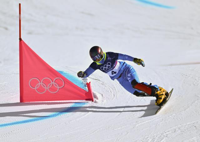 (260208) -- LIVIGNO, Feb. 8, 2026 (Xinhua) -- Lucia Dalmasso of Italy competes during the Snowboard Women's Parallel Giant Slalom 1/8 Finals at the Milan-Cortina 2026 Olympic Winter Games in Livigno, Italy, Feb. 8, 2026. (Xinhua/Zhang Hongxiang)