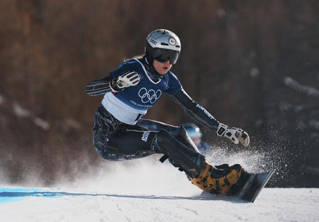 (260208) -- LIVIGNO, Feb. 8, 2026 (Xinhua) -- Ester Ledecka of the Czech Republic competes during the Snowboard Women's Parallel Giant Slalom 1/8 Finals at the Milan-Cortina 2026 Olympic Winter Games in Livigno, Italy, Feb. 8, 2026. (Xinhua/Hu Chao)