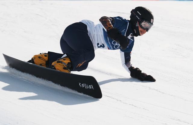 (260208) -- LIVIGNO, Feb. 8, 2026 (Xinhua) -- Japan's Miki Tsubaki competes during the Snowboard Women's Parallel Giant Slalom 1/8 Finals at the Milan-Cortina 2026 Olympic Winter Games in Livigno, Italy, Feb. 8, 2026. (Xinhua/Hu Chao)