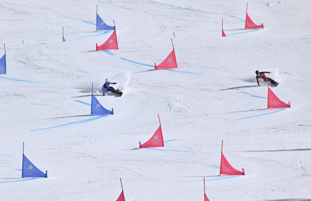 (260208) -- LIVIGNO, Feb. 8, 2026 (Xinhua) -- Elisa Caffont (L) of Italy competes during the Snowboard Women's Parallel Giant Slalom 1/8 Finals at the Milan-Cortina 2026 Olympic Winter Games in Livigno, Italy, Feb. 8, 2026. (Xinhua/Zhang Hongxiang)