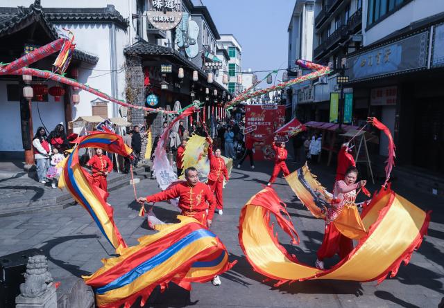 (260208) -- JIANDE, Feb. 8, 2026 (Xinhua) -- Artists perform during a folk parade at Shouchang ancient town in Jiande, east China's Zhejiang Province, Feb. 8, 2026. Shouchang ancient town has recently held traditional folk activities such as folk parades, dragon and lion dances, and a lantern show to welcome the Chinese New Year. (Xinhua/Xu Yu)