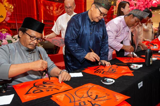 (260208) -- KUALA LUMPUR, Feb. 8, 2026 (Xinhua) -- People participate in a calligraphy event in celebration of the upcoming Spring Festival in Kuala Lumpur, Malaysia, Feb. 8, 2026. (Photo by Chong Voon Chung/Xinhua)