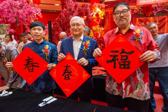 (260208) -- KUALA LUMPUR, Feb. 8, 2026 (Xinhua) -- People participate in a calligraphy event in celebration of the upcoming Spring Festival in Kuala Lumpur, Malaysia, Feb. 8, 2026. (Photo by Chong Voon Chung/Xinhua)