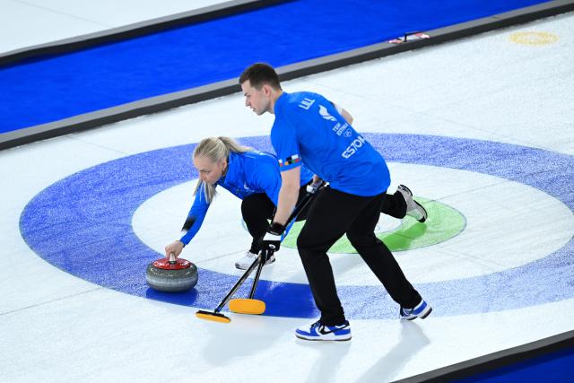 (260208) -- CORTINA D'AMPEZZO, Feb. 8, 2026 (Xinhua) -- Marie Kaldvee (L)/Harri Lill of Estonia compete against Kim Seon-yeong/Jeong Yeong-seok of South Korea during the curling mixed doubles round robin session 10 match of the 2026 Milan-Cortina Winter Olympics in Cortina D'Ampezzo, Italy, Feb. 8, 2026. (Xinhua/Lian Yi)
