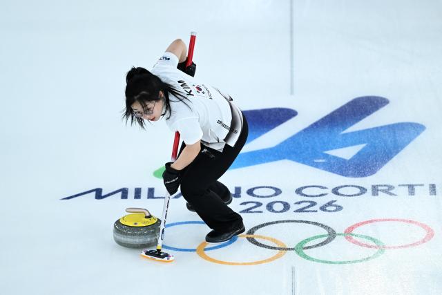 (260208) -- CORTINA D'AMPEZZO, Feb. 8, 2026 (Xinhua) -- Kim Seon-yeong of South Korea competes against Marie Kaldvee/Harri Lill of Estonia during the curling mixed doubles round robin session 10 match of the 2026 Milan-Cortina Winter Olympics in Cortina D'Ampezzo, Italy, Feb. 8, 2026. (Xinhua/Lian Yi)