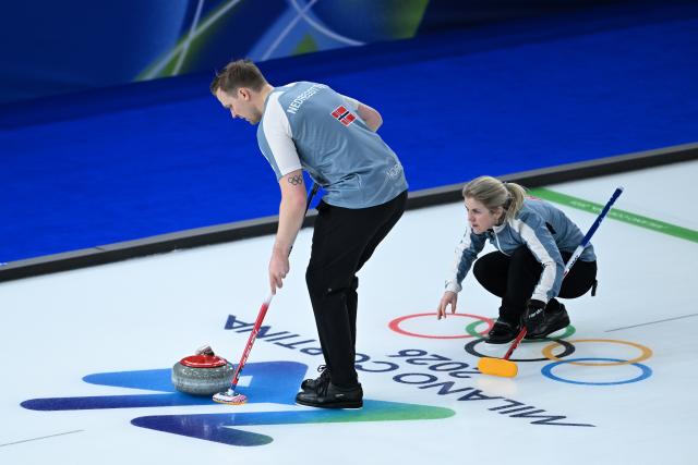 (260208) -- CORTINA D'AMPEZZO, Feb. 8, 2026 (Xinhua) -- Kristin Skaslien (R)/Magnus Nedregotten of Norway compete against Julie Zelingrova/Vit Chabicovsky of the Czech Republic during the curling mixed doubles round robin session 10 match of the 2026 Milan-Cortina Winter Olympics in Cortina D'Ampezzo, Italy, Feb. 8, 2026. (Xinhua/Lian Yi)