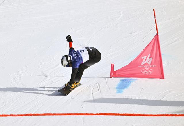 (260208) -- LIVIGNO, Feb. 8, 2026 (Xinhua) -- Benjamin Karl of Austria competes during the Snowboard Men's Parallel Giant Slalom final at the Milan-Cortina 2026 Olympic Winter Games in Livigno, Italy, Feb. 8, 2026. (Xinhua/Zhang Hongxiang)