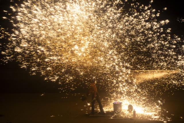 (260208) -- SHANGHAI, Feb. 8, 2026 (Xinhua) -- A molten iron fireworks show is staged by the Huangpu River in Pudong, east China's Shanghai, on Feb. 8, 2026. (Xinhua/Wang Xiang)