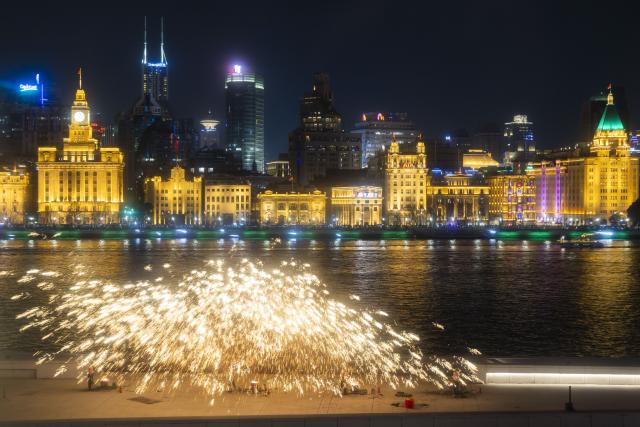(260208) -- SHANGHAI, Feb. 8, 2026 (Xinhua) -- A molten iron fireworks show is staged by the Huangpu River in Pudong, east China's Shanghai, on Feb. 8, 2026. (Xinhua/Wang Xiang)