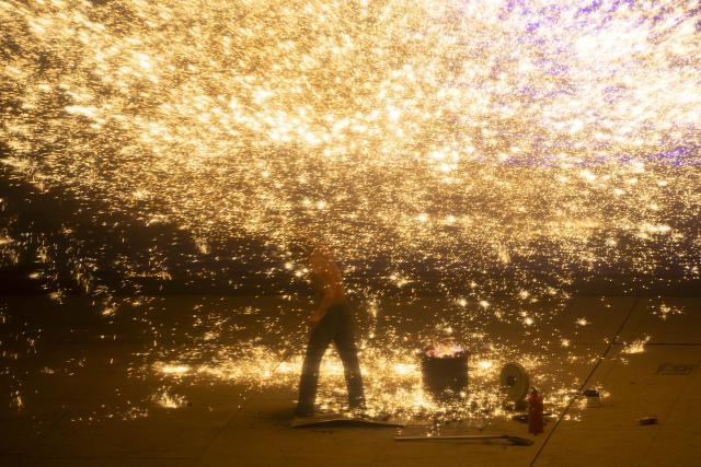 (260208) -- SHANGHAI, Feb. 8, 2026 (Xinhua) -- A molten iron fireworks show is staged by the Huangpu River in Pudong, east China's Shanghai, on Feb. 8, 2026. (Xinhua/Wang Xiang)