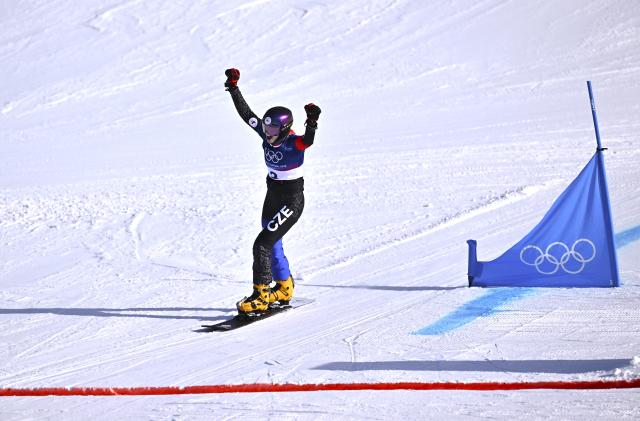 (260208) -- LIVIGNO, Feb. 8, 2026 (Xinhua) -- Zuzana Maderova of the Czech Republic celebrates during the Snowboard Women's Parallel Giant Slalom Finals at the Milan-Cortina 2026 Olympic Winter Games in Livigno, Italy, Feb. 8, 2026. (Xinhua/Zhang Hongxiang)