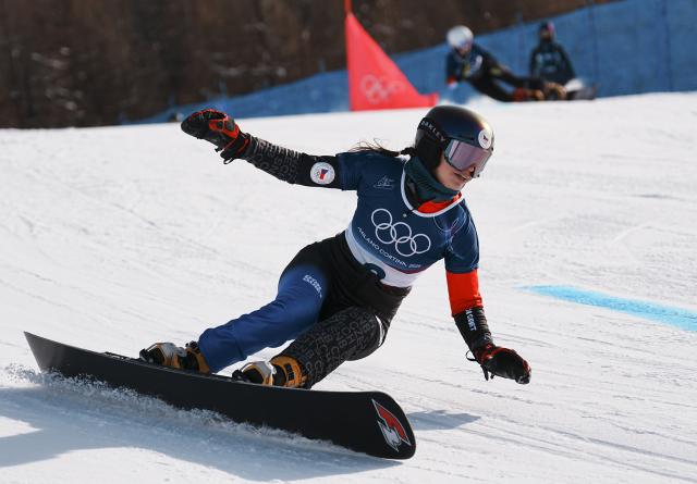 (260208) -- LIVIGNO, Feb. 8, 2026 (Xinhua) -- Zuzana Maderova of the Czech Republic competes during the Snowboard Women's Parallel Giant Slalom Finals at the Milan-Cortina 2026 Olympic Winter Games in Livigno, Italy, Feb. 8, 2026. (Xinhua/Hu Chao)